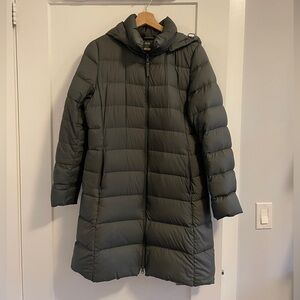 Uniqlo Ultra Light Down Coat - olive/sage green - size medium